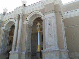 Новые фонари перед театром Навои. Наконец-то им подобрали колор.       