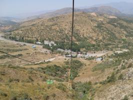 Все держится на этих веревочках. Вид с канатки в Чимгане.