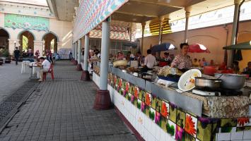 Плов, хасып, нарын. шашлык, самса и многое другое... Обжорный ряд на Чорсу.