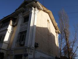 Остатки лепнины.