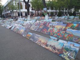 Продажа картин и всякой всячины на "Бродвее".