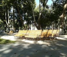 Скамейки построены для осмотра. Перед открытием новой площади Пушкина. 