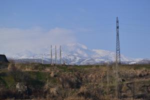 В горах выпал снег. Готовьте лыжи.