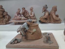 Коллекция фигурок в музее прикладного искусства.