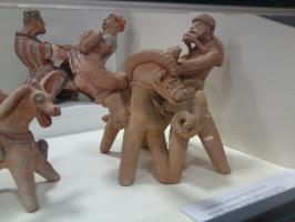 Коллекция фигурок в музее прикладного искусства.