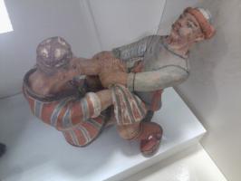 Коллекция фигурок в музее прикладного искусства.