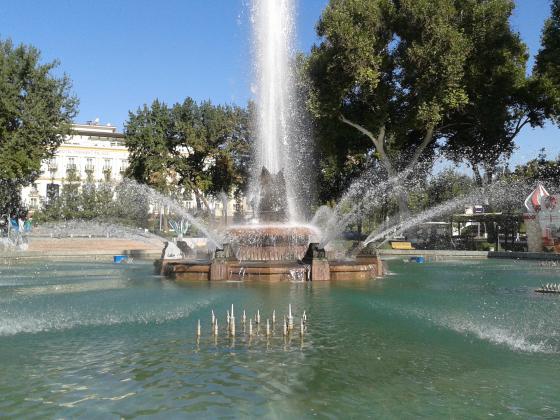 Фонтан перед театром Навои.