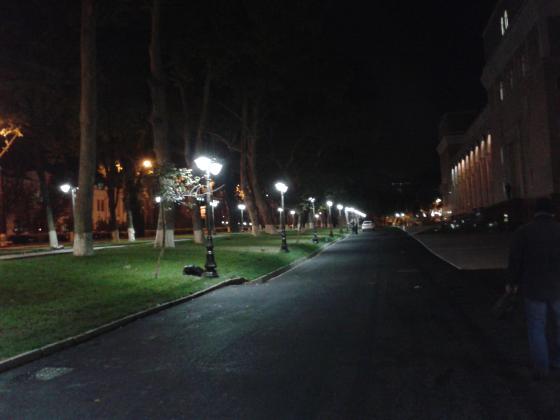 Фонари вдоль театра Навои.