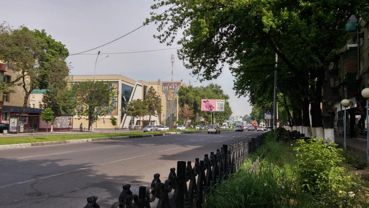 Next - торговый центр. Но советские фрески оставили.