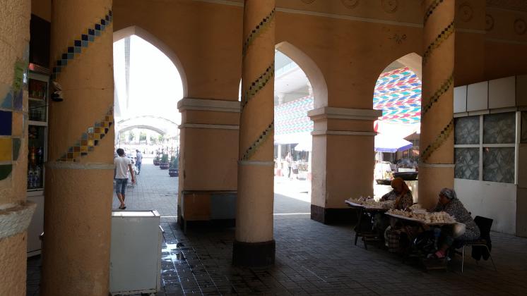 Курты на любой вкус. Вход в обжорный ряд на Чарсу.