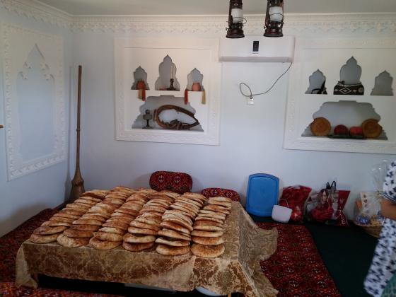 Для тех кто не знает - лепешки. Еще горячие.