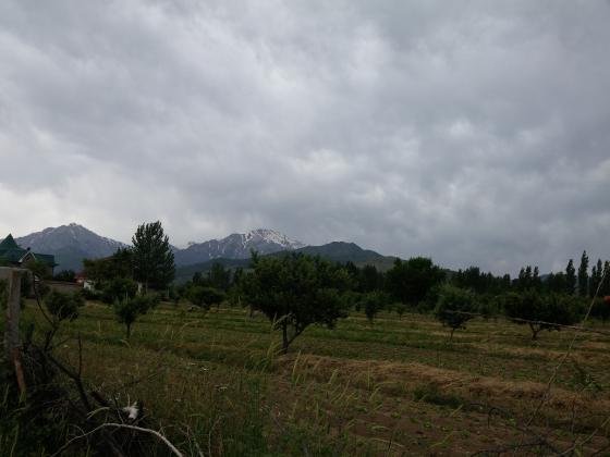 Снег еще не сошел.