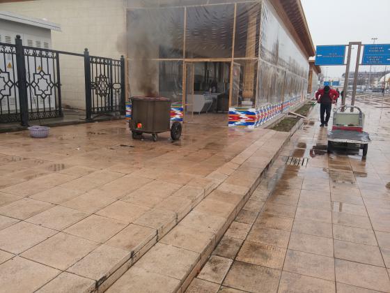 Передвижной тандыр. Похоже что передвигается тоже на дровах,