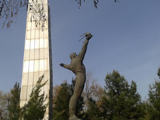 Памятник Юрию Гагарину перед кинотеатром Чайка.