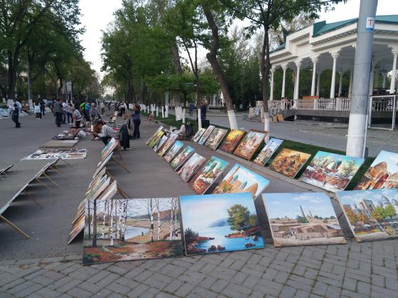 Продажа картин и всякой всячины на "Бродвее".