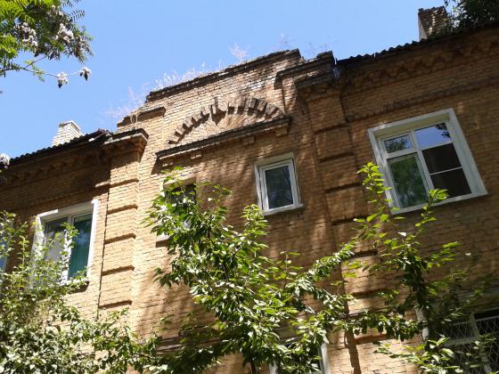 Старый, симпатичный дом в военном городке. Сейчас таких не строят.     