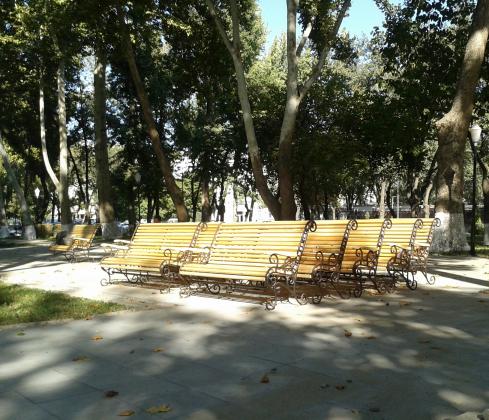 Скамейки построены для осмотра. Перед открытием новой площади Пушкина. 