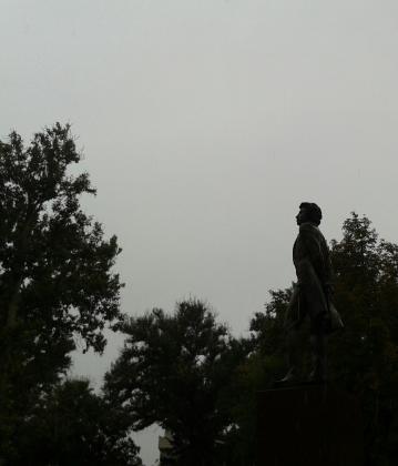 Для тех кто не узнал - А.С. Пушкин, перед Текстильщиком.               