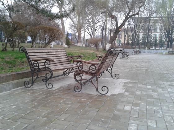 Места для тесного общения. Перед театром Навои.                        