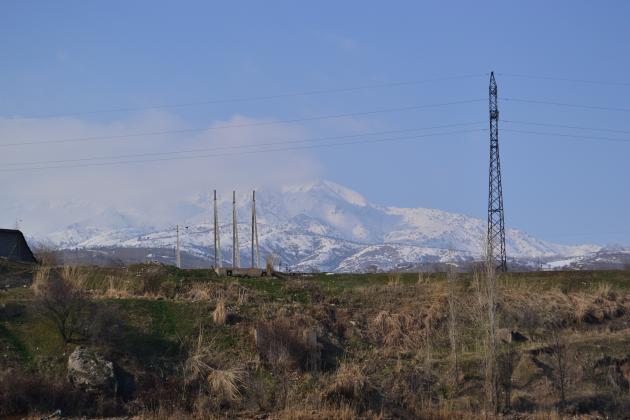 В горах выпал снег. Готовьте лыжи.