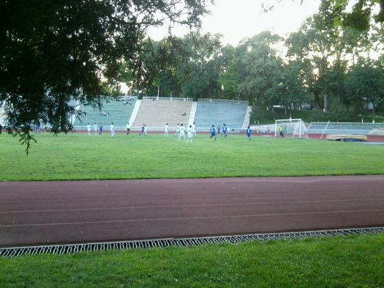 Солнце заходит, можно сыграть в футбол. Стадион старт.