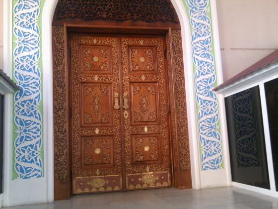 Вход в музей прикладного искусства. Двери - тоже экспонат.