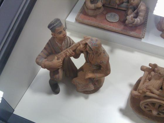 Коллекция фигурок в музее прикладного искусства.