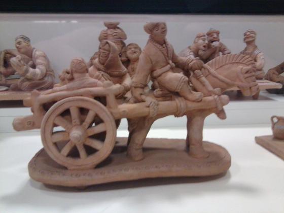 Коллекция фигурок в музее прикладного искусства.