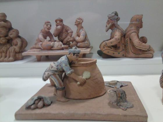Коллекция фигурок в музее прикладного искусства.