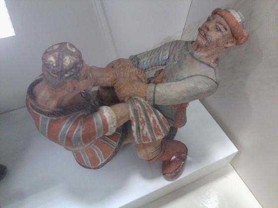 Коллекция фигурок в музее прикладного искусства.