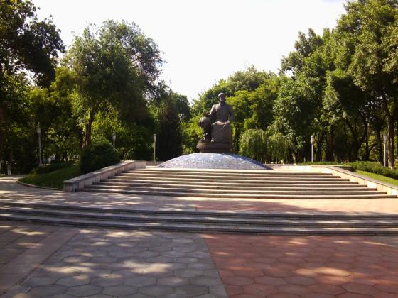 Памятник Мирзо Улугбеку в академгородке.