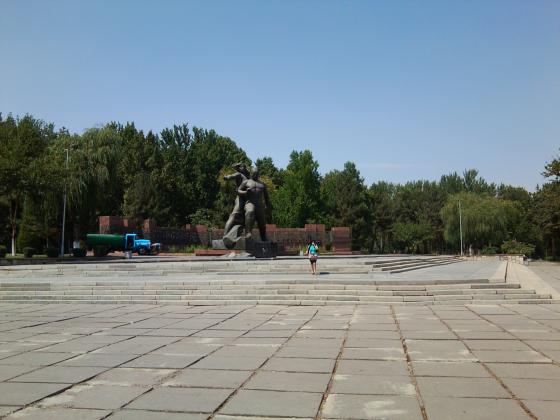 Монумент мужества. Посвященный памяти о землетрясении в 1966 году.